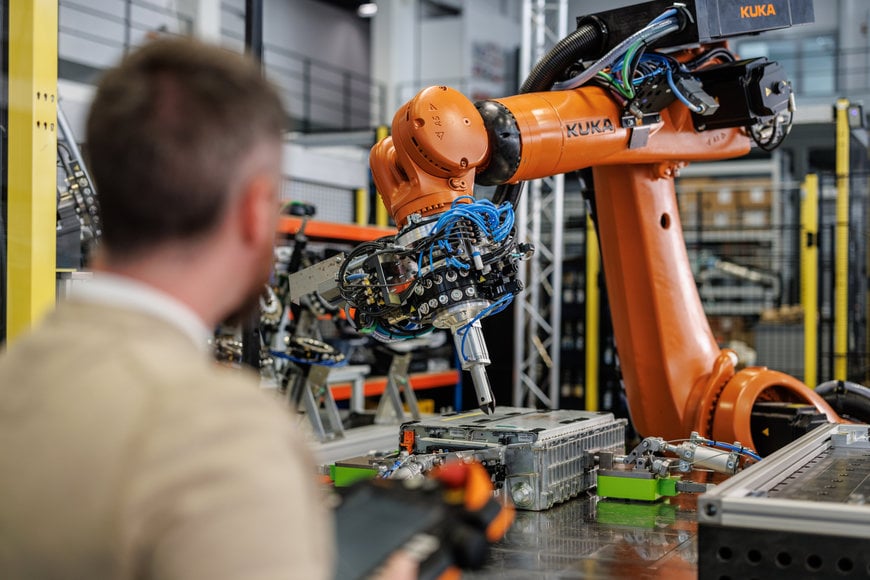 Ein KUKA Roboter demontiert Batteriesysteme – und macht E-Mobilität noch nachhaltiger